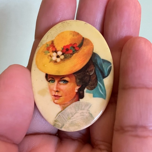 Vintage Wooden Cameo Brooch with Lady Portrait - Picture 6 of 6